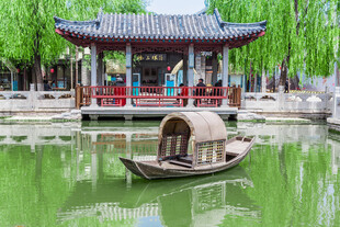 中式园林小船静泊景致