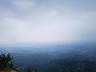山顶远眺云雾缭绕之景