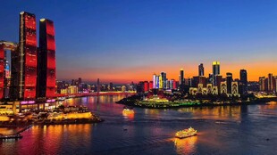 城市江畔璀璨夜景