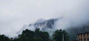 云雾缭绕的山峦与建筑