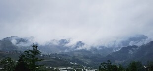 云雾缭绕的山间景致
