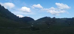 蓝天白云下的山峦美景