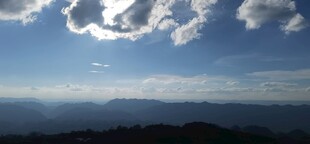 蓝天云海下的壮阔景致