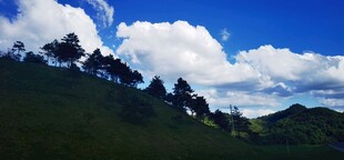 蓝天白云下的山峦美景