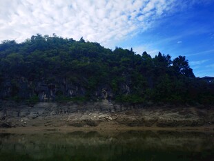 青山蓝天间的自然景致
