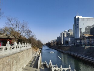 城市河畔风光