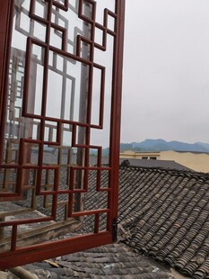 中式红窗下的古朴屋顶景观