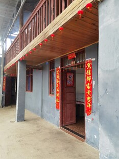 乡村民居门口挂红灯笼迎祥