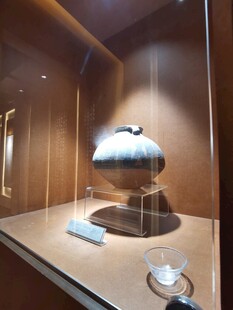茶具展品陈列于精致展柜