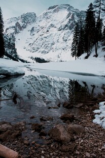 雪山下宁静的湖泊美景