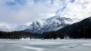 雪山下的冰封湖泊