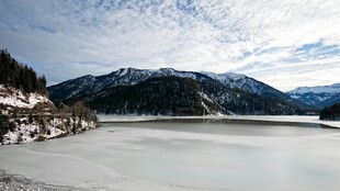 冬日冰封湖畔雪山美景