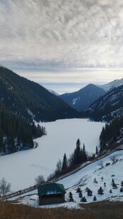 冬日山间冰封湖泊美景