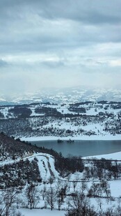 冬日雪景中的宁静湖泊