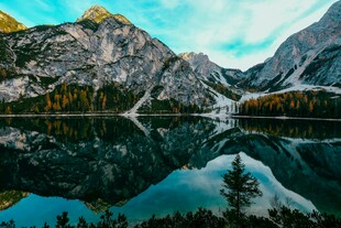 山间湖泊美景倒影如画
