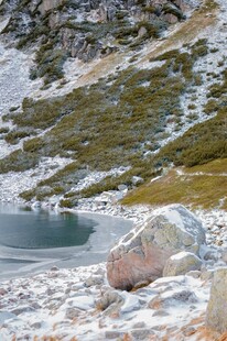 山间冰雪覆盖的静谧湖泊