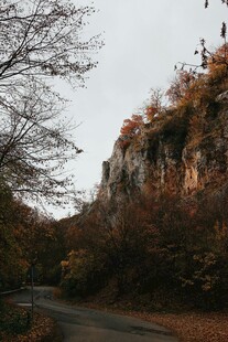 秋日山间蜿蜒小路