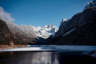 雪山映湖的壮美风光