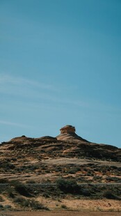 荒凉山丘景观