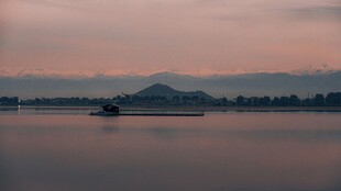 湖畔黄昏美景