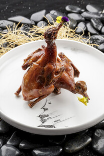 香酥烤乳鸽摆于盘中