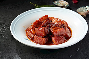 美味红烧肉盛于白碗中