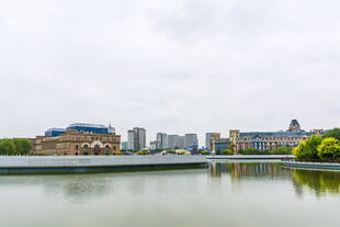 河畔城市风光