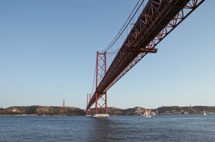 壮丽跨海大桥横跨蓝色水域