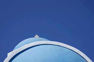 蓝顶建筑的纯净天空景致