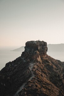 山巅远眺壮阔自然景观