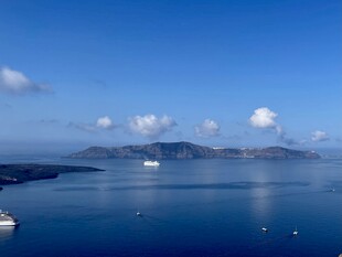 碧海蓝天中的海岛风光