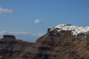 雪山与岩石的壮丽景观