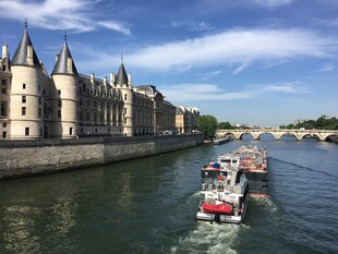 塞纳河畔游船景观