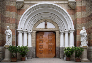 古典拱门建筑门前景致