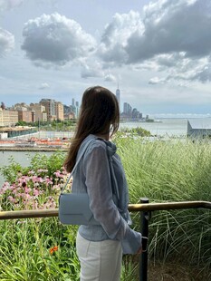 女子眺望海边城市风景