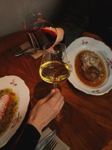 一人独酌的温馨晚餐时刻