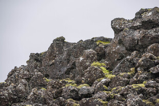 嶙峋山石