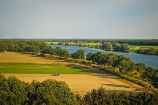 河畔田园风光美景
