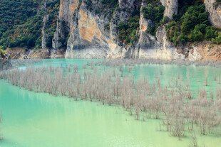碧绿湖水与岸边嶙峋怪石
