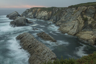 海岸边嶙峋礁石与澎湃海浪