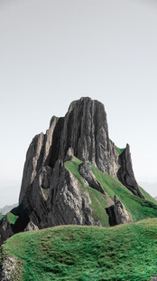 巍峨青山绿意覆盖的奇峰