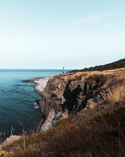 海岸边的嶙峋岩石与蓝天