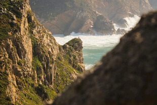 海岸边嶙峋山峰壮丽景观