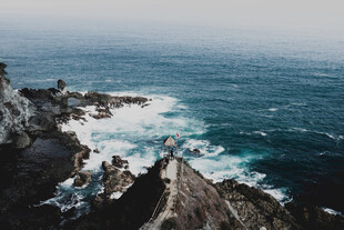 海岸边的壮丽海浪景观