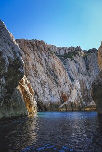 蓝天下的壮丽海岸景观