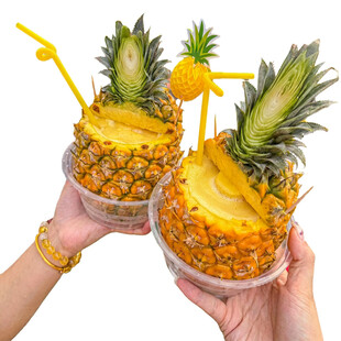 手持美味菠萝水果杯