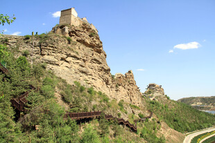 险峻山崖上的古老建筑