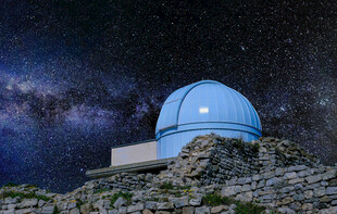 山顶天文台与星空