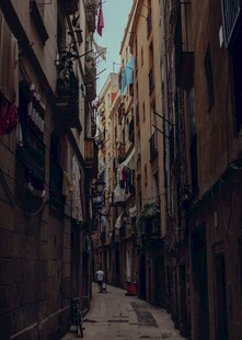 狭窄小巷中的静谧景致