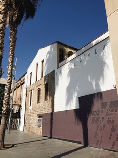 街道旁的建筑与棕榈树